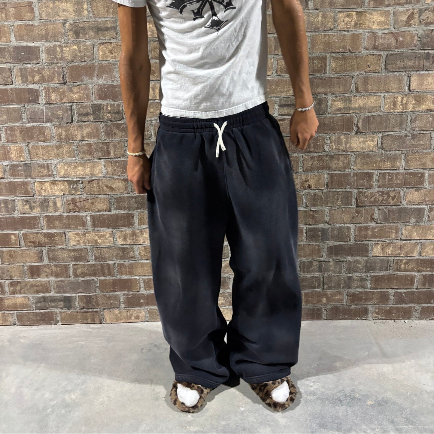 BLACK "FIER" SWEATS